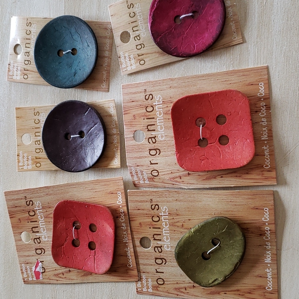 Bundle of 6 buttons.